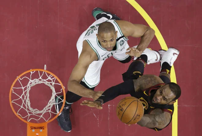 LeBron James se je od blizu spogledoval s trojnim dvojčkom. Foto Tony Dejak/AP