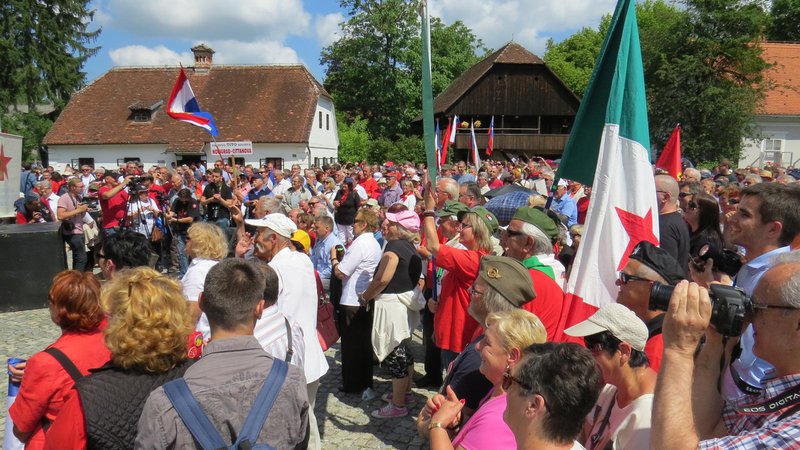 Fotografija: Na osrednjo slovesnost pred Titovo rojstno hišo so ljudje prišli od vsepovsod. FOTO: Bojan Rajšek/Delo