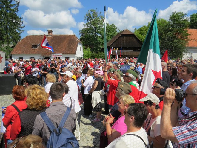 Na osrednjo slovesnost pred Titovo rojstno hišo so ljudje prišli od vsepovsod. FOTO: Bojan Rajšek/Delo