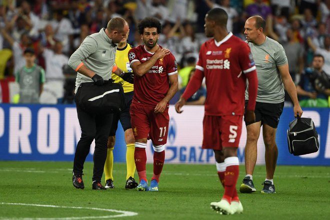 Mohamed Salah je v solzah zapustil igrišče. Foto Paul Ellis/AFP
