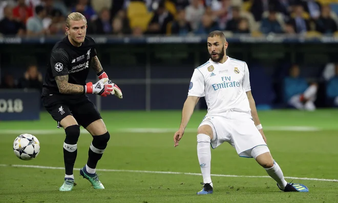 Loris Karius si je privoščil osnovnošolsko napako, ki jo je kaznoval Karim Benzema. Foto Sergej Gric/AP