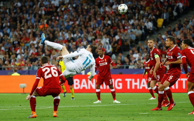 Gareth Bale je s to mojstrovino popeljal Real v vodstvo. Foto Kai Pfaffenbach/Reuters