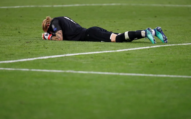 Liverpoolov vratar Loris Karius je zakrivil kar dva Realova zadetka. FOTO: Kai Pfaffenbach/Reuters