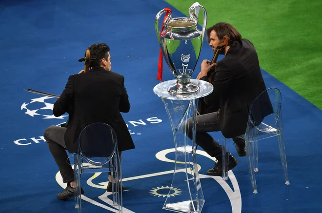 Duet 2Cellos je zaigral himno lige prvakov. FOTO: Sergei Supinsky/Afp
