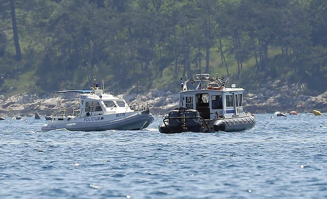 Odnosi s Hrvaško bodo predvidoma tudi v prihodnjem mandatu osrednja zunanjepolitična tema. Na fotografiji policijska čolna obeh držav v Piranskem zalivu. FOTO: Matej Družnik/Delo