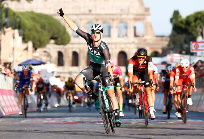 Sam Bennett je dosegel največjo zmago kariere pred rimskim Kolosejem. FOTO: Alessandro Garofalo/Reuters