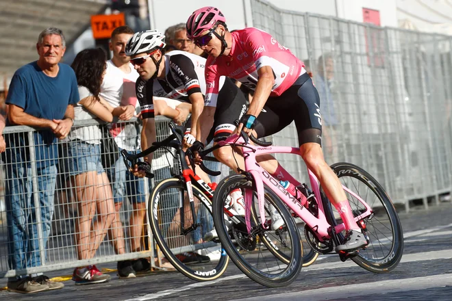 Chris Froome in Tom Dumoulin, najboljša na letošnjem Giru.  FOTO: Luk Benies/Afp
