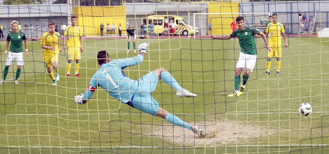 Odločilni zadetek Roka Kronavetra. FOTO: Roman Šipić/Delo