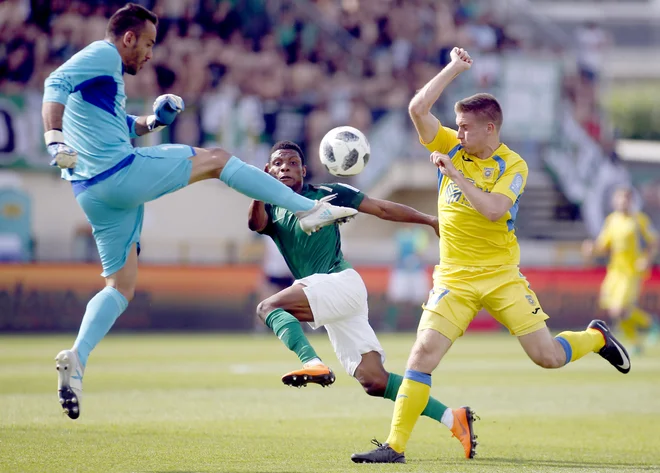 Tekma je bila trda in napeta vse do konca. FOTO: Roman Šipić/Delo