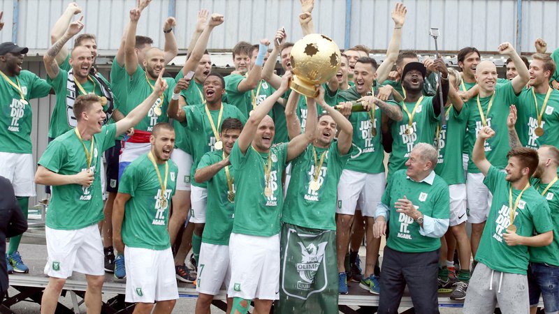 Fotografija: Zeleno-beli nogometaši s predsednikom Milanom Mandarićem so si po osvojitvi prvenstva dali duška.
Foto Roman Šipić/Delo