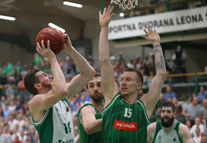 Olimpija je bila na četrti tekmi zelo prepričljiva. FOTO: Jože Suhadolnik/Delo