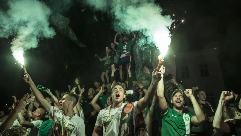 Fotografija: Slavje navijačev in nogometašev Olimpije na Prešernovem trgu v Ljubljani.