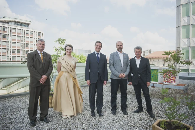 Marjan Marolt, SKB čebelar, Mateja Šoštarič, medena kraljica, Andre Gardella, glavni izvršni direktor SKB, Gorazd Trušnovec iz Društva Urbani čebelar in prof. Janez Koželj, podžupan Mestne občine Ljubljana, ob urbanem čebelnjaku na terasi poslovne stavbe