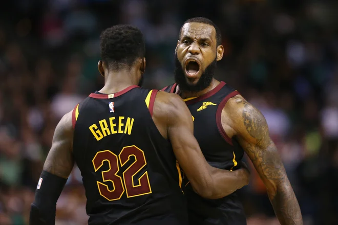 LeBron James je Cleveland lastnoročno popeljal v finale lige NBA, jih lahko pripelje tudi do naslova prvaka? FOTO: Maddie Meyer/Afp