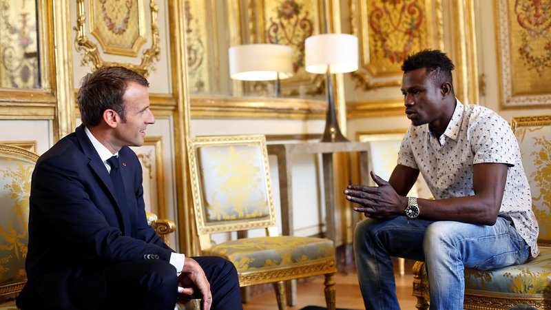Fotografija: Francoski predsednik Emmanuel Macron in Mamoudou Gassama FOTO: Pool/Reuters