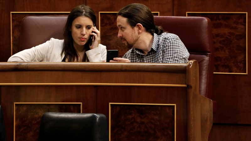 Fotografija: Irene Montero in Pablo Iglesias na zasedanju španskega parlamenta minuli teden. FOTO: Paul Hanna/Reuters