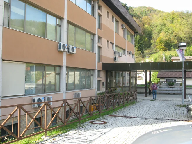 Zdravstveni dom v Radečah zdaj mirno pluje. FOTO: Polona Malovrh/Delo
