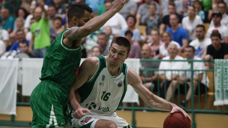 Fotografija: Marko Jošilo (z žogo) in Devin Oliver (levo) sta statistično najbolje ocenjena igralca v finalu DP.
Foto: Jože Suhadolnik