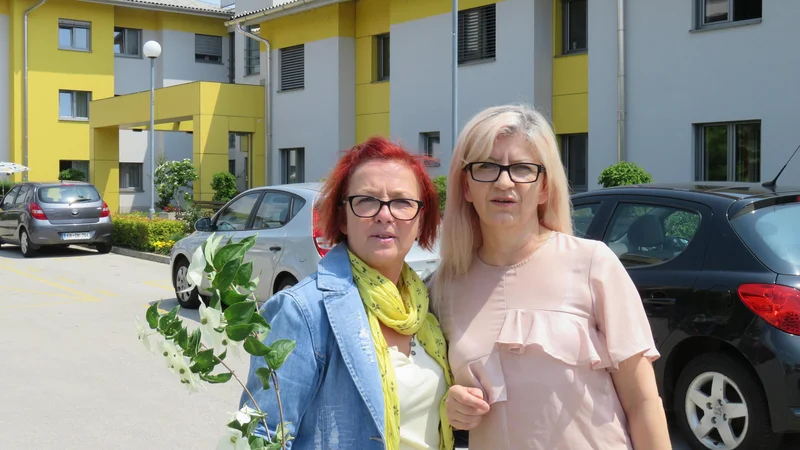 Fotografija: Nataša Malnar, predsednica sindikata zdravstva in socialnega skrbstva doma upokojencev Kranj (levo), in Eva Kovačec, zaposlena v domu, ki je tudi prejela opozorilo pred odpovedjo delovnega razmerja. FOTO: Blaž Račič/Delo