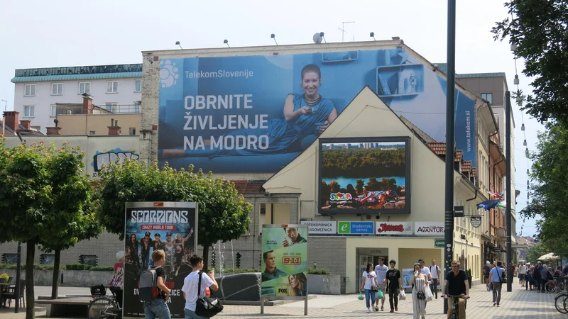 Fotografija: Z novim OPN MOL bo občina omejila velikanske jumbo in druge reklamne panoje velikih dimenzij, saj predstavljajo smetenje mesta. FOTO: Janez Petkovšek