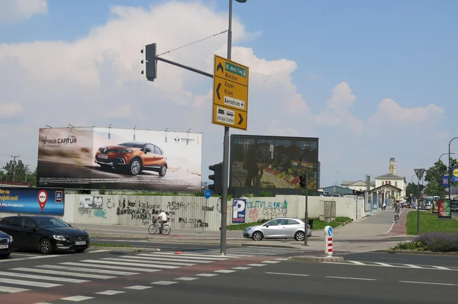 Z novim OPN MOL bo občina omejila velikanske jumbo in druge reklamne panoje velikih dimenzij, saj predstavljajo smetenje mesta. FOTO: Janez Petkovšek