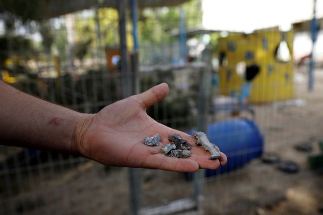 Proti več krajem na izraelskem ozemlju je bilo izstreljenih 25 minometnih izstrelkov. FOTO: Reuters