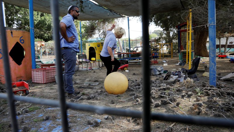 Fotografija: En izstrelek je eksplodiral blizu vrtca, v katerem pa takrat ni bilo otrok. FOTO: Reuters