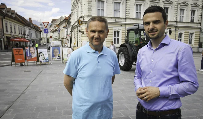 Vojko Tonin svojega sina spremlja v kampanji kot voznik. FOTO: Jože Suhadolnik