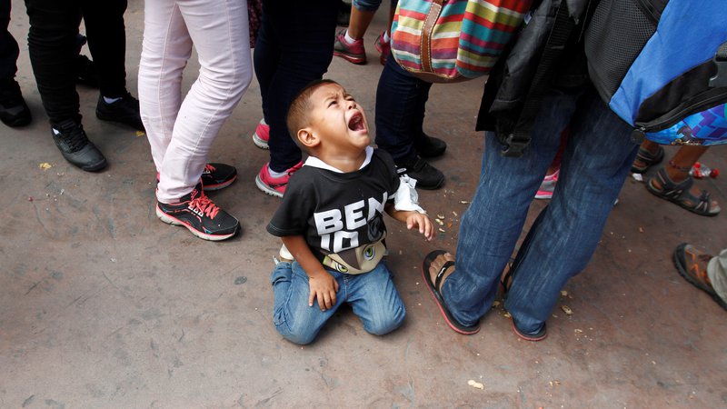 Fotografija: Otroci kot nedokumentirani priseljenci ostanejo v oskrbi zvezne vlade povprečno 34 dni, nato jih predajo skrbnikom. FOTO: Reuters