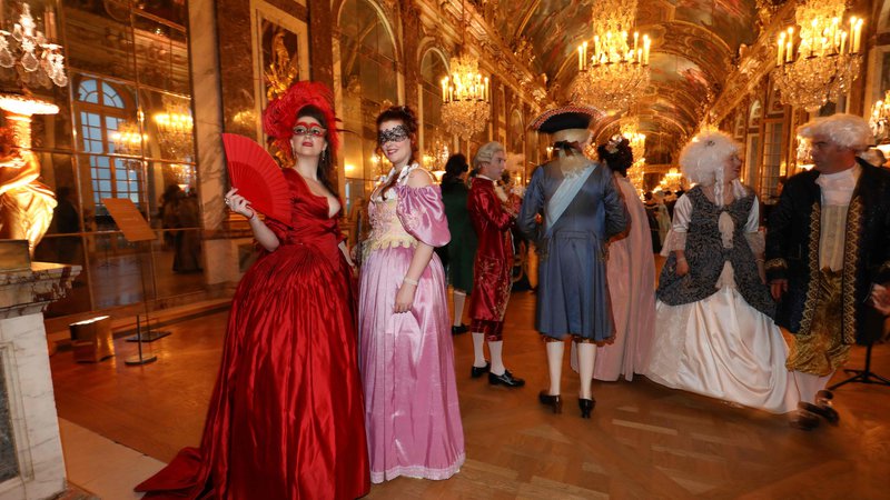Fotografija: V stekleni dvorani v Versaillesu je potekala slovesna prireditev, ki so se je udeležili povabljenci v obveznih srednjeveških kostumih. FOTO: Ludovic Marin/AFP