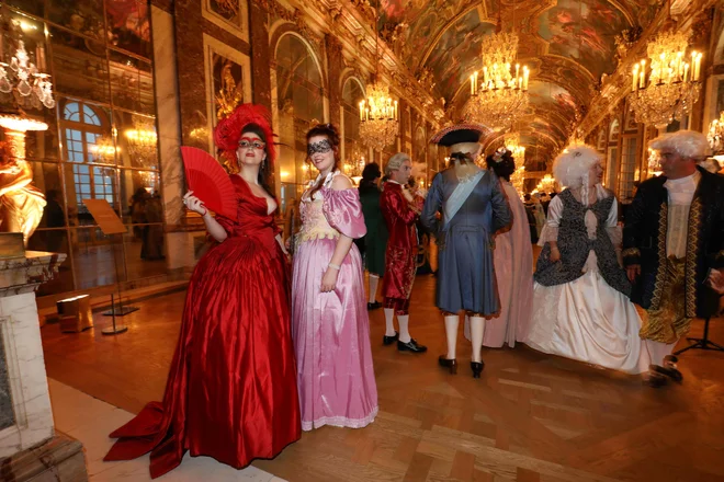 V stekleni dvorani v Versaillesu je potekala slovesna prireditev, ki so se je udeležili povabljenci v obveznih srednjeveških kostumih. FOTO: Ludovic Marin/AFP