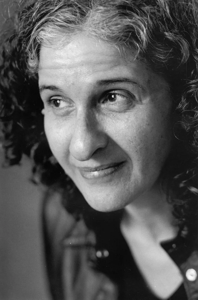 Nataša Velikonja zbirke (povedi) ne zaključi trdilno, s piko, ampak z vprašajem. FOTO: Tihomir Pinter