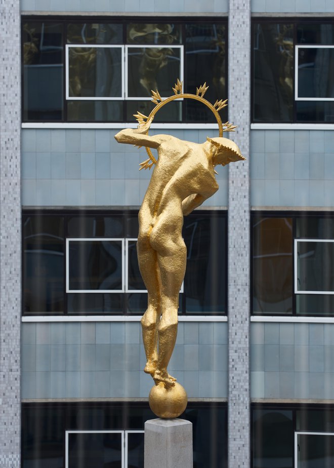 Heliosov kip kiparja T. B. Huxley-Jonesa, ki simbolizira širjenje televizije na vse strani.
