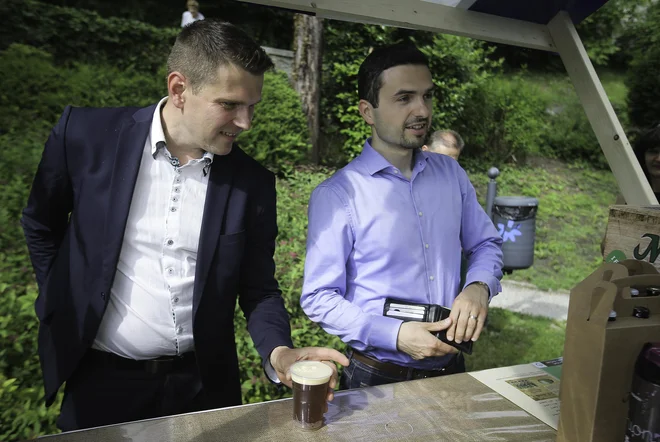 Matej Tonin alkohola ni poskusil do 26. leta, tudi tokrat je pivo samo plačal. FOTO: Jože Suhadolnik/Delo