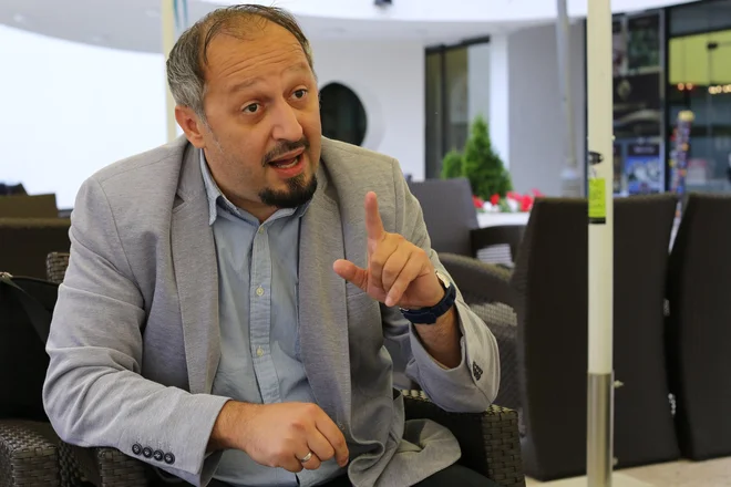 Jasmin Ahić pravi, da v BiH prebežnike zaradi lastne izkušnje prebivalstvo sprejema z manj strahu kot v številnih evropskih državah. FOTO: Tomi Lombar/Delo