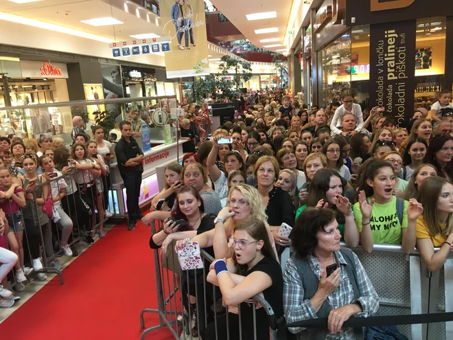 Reka oboževalk je v Celju že dočakala turškega lepotca. FOTO: Delo