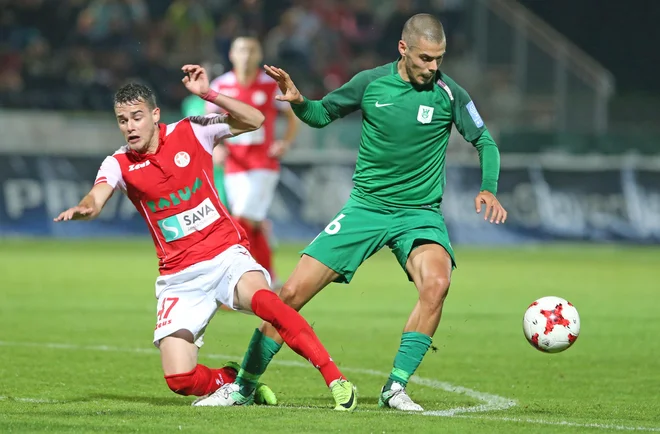 Ricardo Alves (desno) je močan Olimpijin adut, Francesco Tahiraj pa Aluminijev. Foto Tadej Regent(Delo