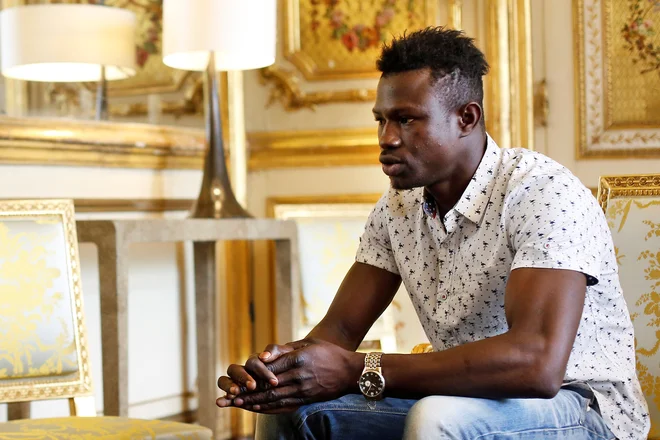 Mamoudou Gassama je s četrtega nadstropja rešil štiriletnega dečka. FOTO: Reuters