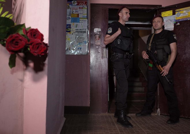 Policija straži vhod v blok, v katerem je živel Babčenko.