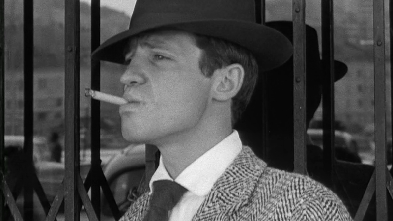 Fotografija: Jean-Paul Belmondo je v Godardovem filmu Do zadnjega diha redko brez cigarete. FOTO Promocijsko gradivo