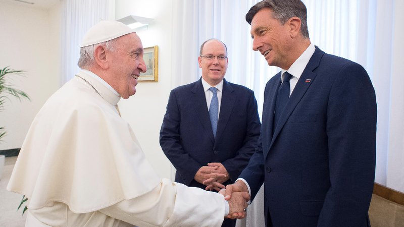 Fotografija: Papež Frančišek, Albert II. in Borut Pahor FOTO: Vatican Media