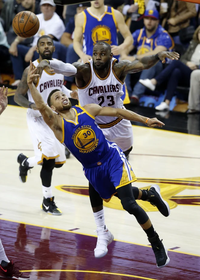Ali lahko LeBron James (23) ustavi Stephena Curryja?<br />
Foto AP