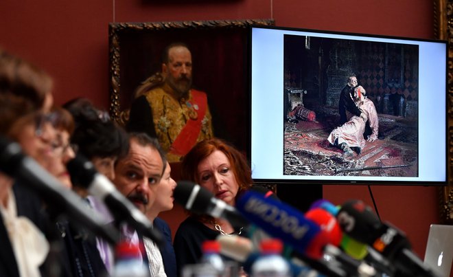 V Tretjakovski galeriji so poškodovanje slike označili za tragedijo in izrazili strah, da Rusi vse manj razlikujejo med tem, kaj je umetniško delo in kaj so zgodovinska dejstva. FOTO: AFP