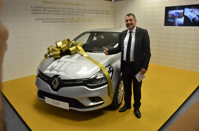 Kaan Ozkaan, predsednik uprave Revoza ob 4-milijontem renaultu (renault clio z dizelskim motorjem zaa francoski trg), ki je bil izdelan v Revozu. FOTO Gašper Boncelj