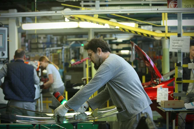 Industrija zaposluje čedalje več tujcev. FOTO Jure Eržen/delo