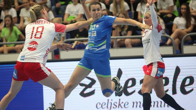 Fotografija: Zunanje igralke Ana Gros, Tjaša Stanko (na fotografiji, prispevala je štiri gole) in Nina Zulić so parirale danskim tekmicam.
Foto Mavric Pivk/Delo