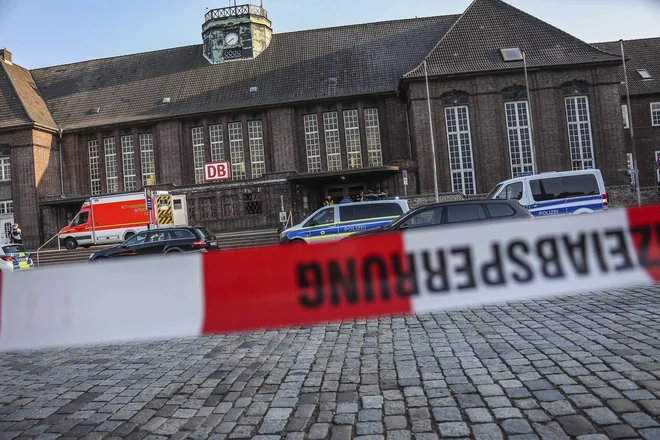 Širše območje železniške postaje v mestu ob meji z Dansko so po napadu zaprli za javnost, še navaja dpa. FOTO: AP
