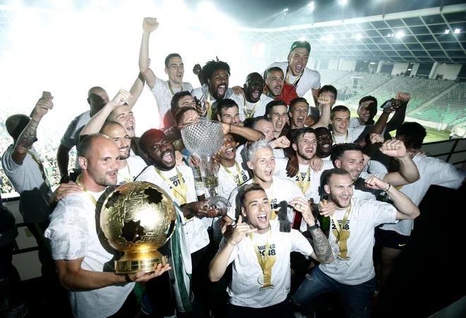 Takole so se včeraj veselili nogometaši Olimpije. Po naslovu državnega prvaka so osvojili še pokalno lovoriko. Foto Blaž Samec/Delo
