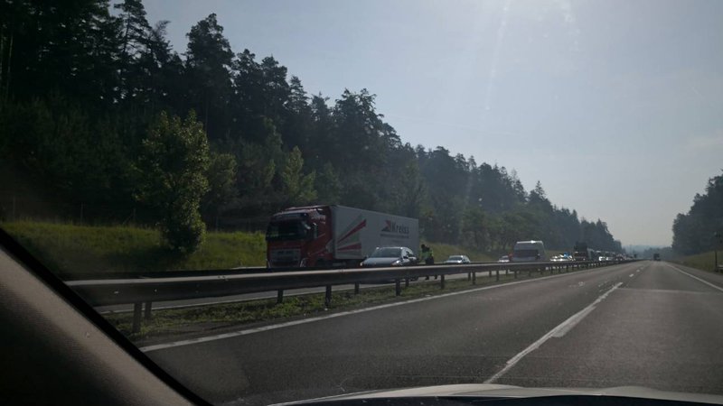 Fotografija: Na štajerski avtocesti je zjutraj pri Vranskem nastal dolg zastoj, potem se je promet sprostil. FOTO Bralec