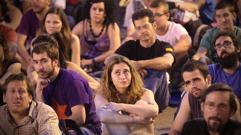Fotografija: Udeleženci predavanja o razmerah v družbi in krizi na trgu Puerta del Sol v Madridu FOTO: Jure Eržen/Delo